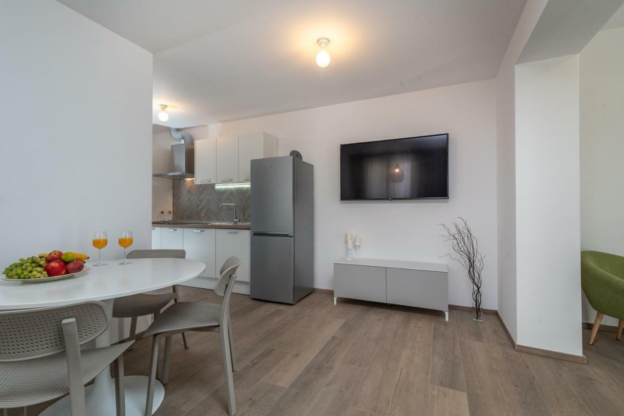 Apartments Flora Трогир Екстериор снимка