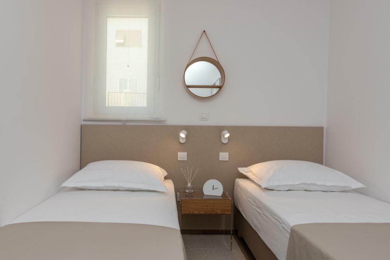 Apartments Flora Трогир Екстериор снимка