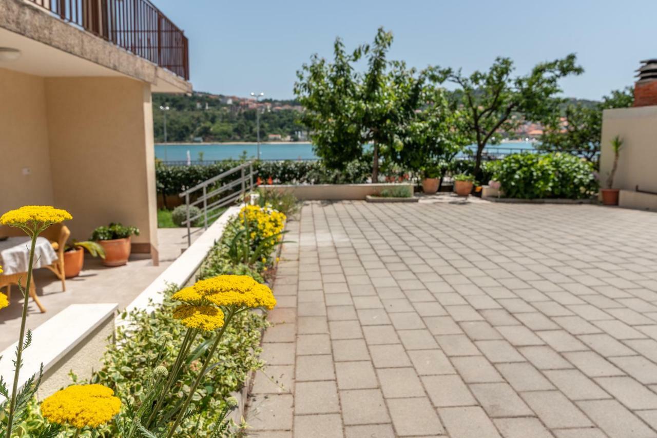 Apartments Flora Трогир Екстериор снимка