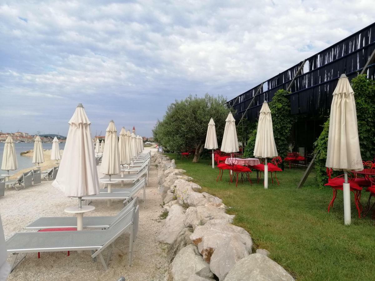 Apartments Flora Трогир Екстериор снимка